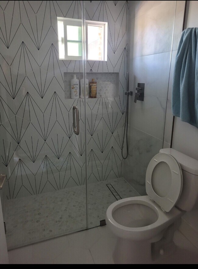 7951 Maestro Ave unit ADU FOR RENT, Canoga Park, CA 91304 - photo 5