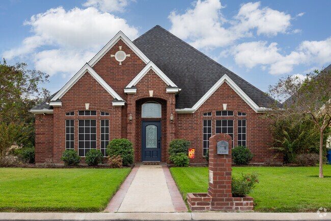 Many newly developed traditional homes are located in Nederland.