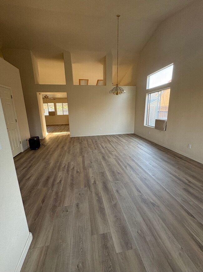 2135 Greenbriar Dr, Los Banos, CA 93635