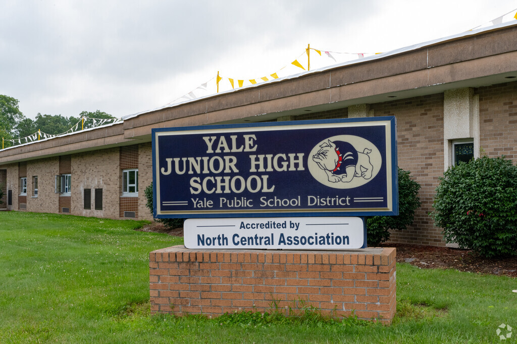 Yale Junior High School sign in St Clair County.