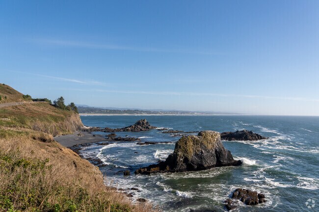 Yaquina Head Lighthouse has many trails to explore.