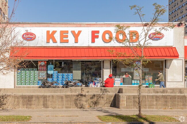 Key Food is a chain offering groceries and household goods.