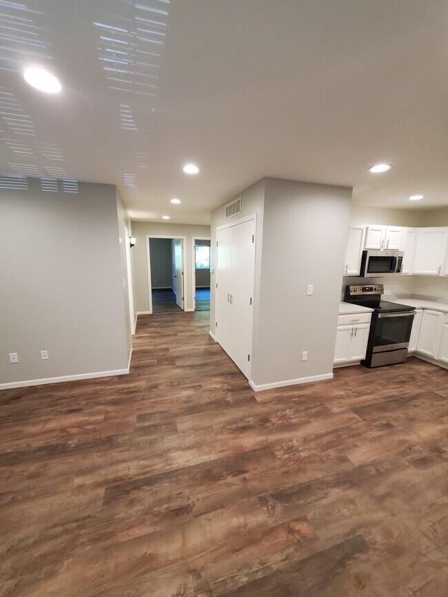 2322 College St unit 7, Cedar Falls, IA 50613 - photo 4