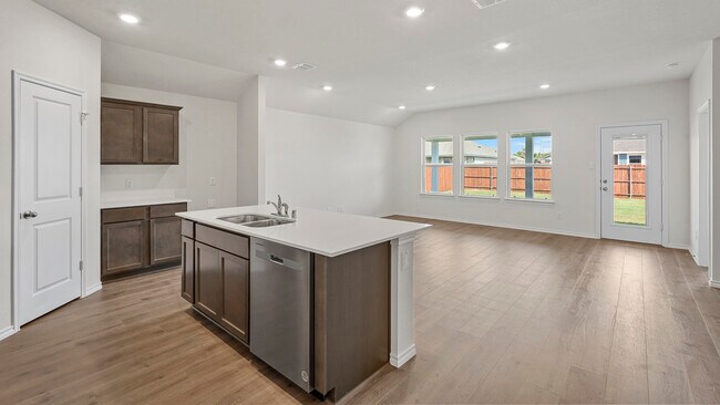 201 Seratoga St unit 36201411, Corsicana, TX 75110 - photo 2