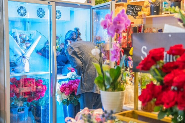 For personalized and thoughtful gifts, 
Berkeley Park locals can come to Summer Breeze Flowers.