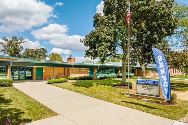 Raymond Benson Primary School is a well-rated public school in Itasca, serving grades PK, K-2.