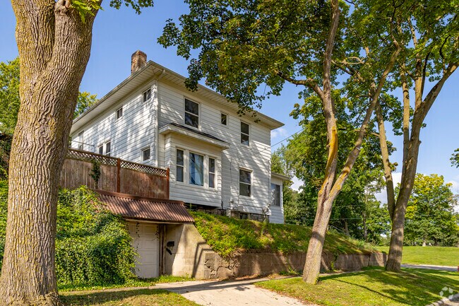 American Foursquare is one of the most common home types in the Health District.