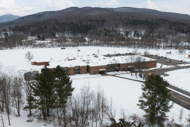 The Underhill ID Early Learning Center is home to two of MMUUSD's school-based preschool programs, Saxon Hill School, First Roots and the MMUUSD Central Office.