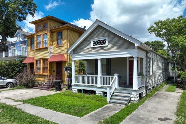 Leonidas has lots of homes with small but well maintained lawns.