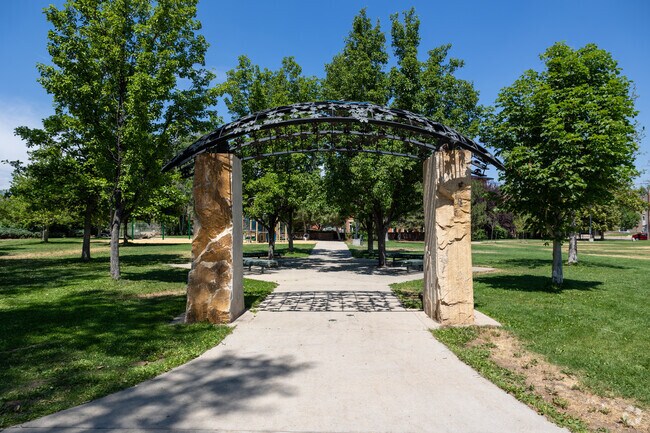 Spend a sunny day exploring the natural beauty of Green Leaf Park, Boulder.