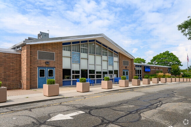 Ramapo Ridge Middle School, in Mahwah, NJ, earns an impressive A- from Niche.