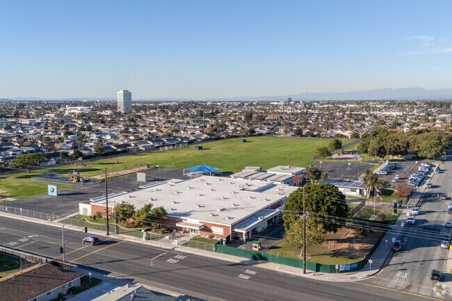 Lake View Elementary is a public K-5 school in Huntington Beach.