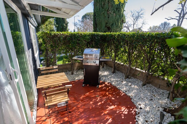 19801 Lassen St unit gold, Chatsworth, CA 91311 - photo 5