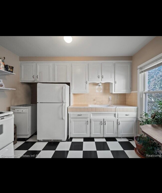 18 Woodward Heights Blvd, Pleasant Ridge, MI 48069