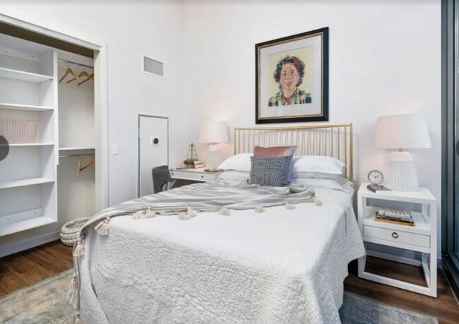 341 W Chestnut St, Chicago, IL 60610 - photo 3