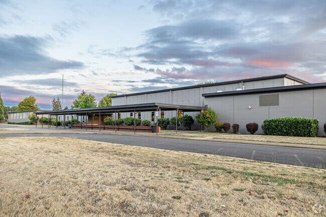 Calapooia Middle School in Albany, OR has an overall C grade on Niche.