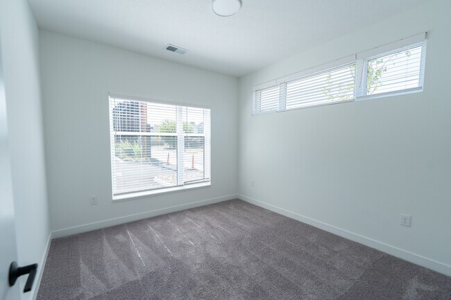 1460 Grant 1A living room