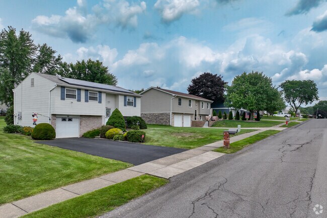 Houses in Economy have huge yards, perfect for family or friends' get-togethers.