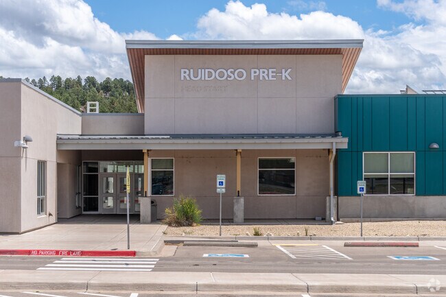 Sierra Vista Primary School scores a B plus on Niche.