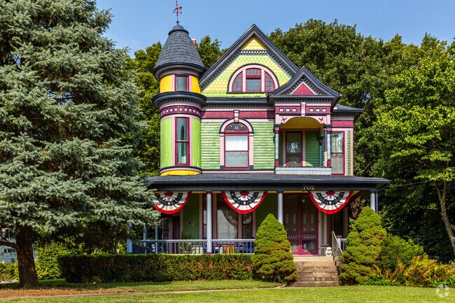 Beautiful Queen Anne style homes dot the streets of Independence.