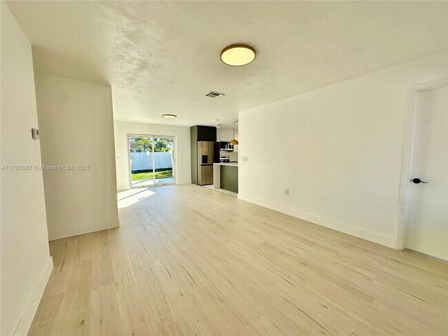 629 SW 4th St, Hallandale Beach, FL 33009 - photo 5