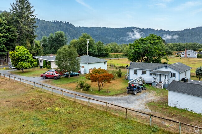 Bungalows, ranch style, and cottages can be found in Orick.