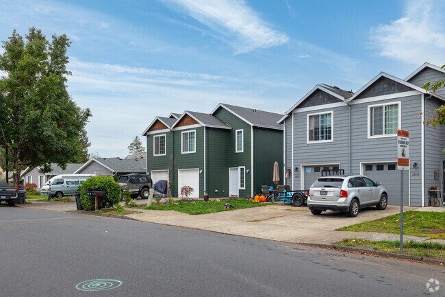 Townhomes along Bluff Rd provides space for multiple families in Sandy.