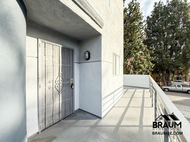 14249 Friar St unit 1, Los Angeles, CA 91401 - photo 2