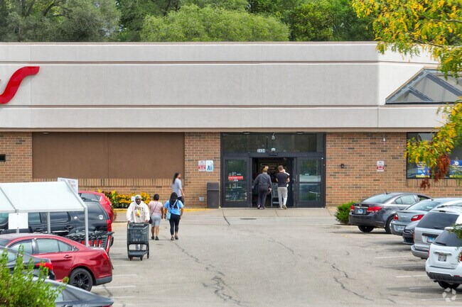 Schnucks grocery is a really quality shopping option for anyone calling CMC home.