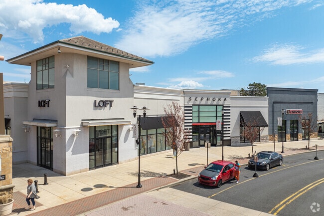 Lehigh Valley Mall in Fullerton features a large outdoor section with multiple large retailers.