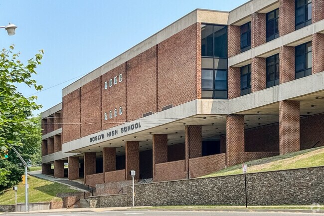 Roslyn High School is an above average public school located in Roslyn Heights.