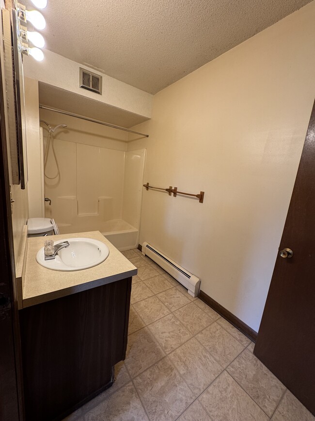 Bathroom w/ tub/shower