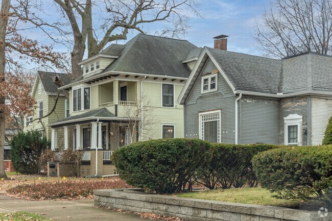 There are many vintage homes within the neighborhood of West Bluff.