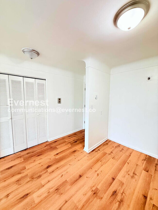 15601 Schoolcraft Rd unit 2, Detroit, MI 48227 - photo 5