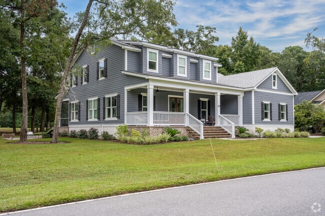 You can find large homes with well-manicured lawns in Palmetto Hall.