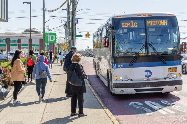 The SIM1C Bus connects Dongan Hills with midtown Manhattan.
