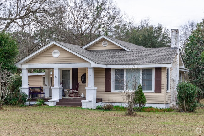 There are many early 20th-century bungalows in the downtown district of Bay Minette.