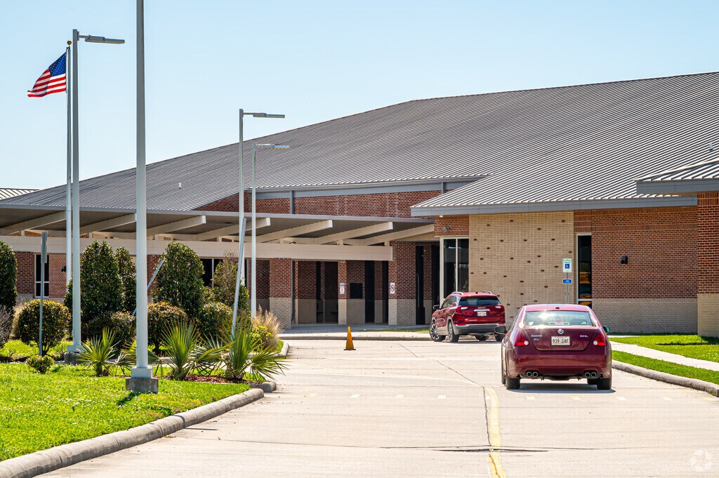 Lake Pontchartrain Elementary School serves students in Pre-K through 8th grade.