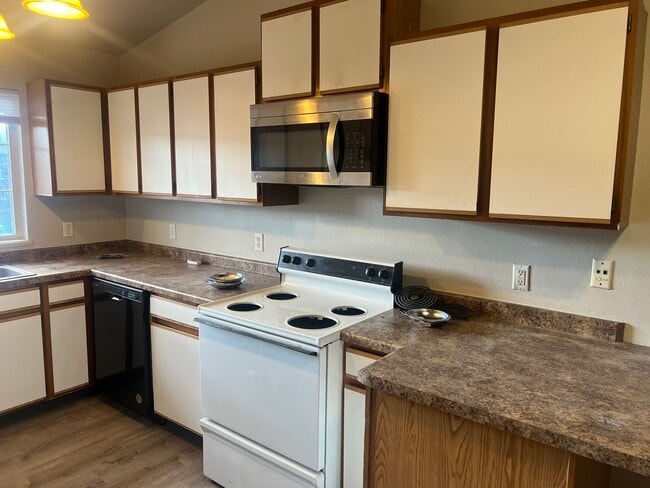 3216 Midvale Dr, Janesville, WI 53546 - photo 3