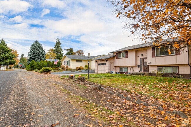 Split-level homes with neat, small front yards are common in Dayton, Washington.