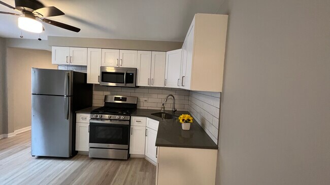 4835 Hull St unit 2W, Skokie, IL 60077 - photo 3