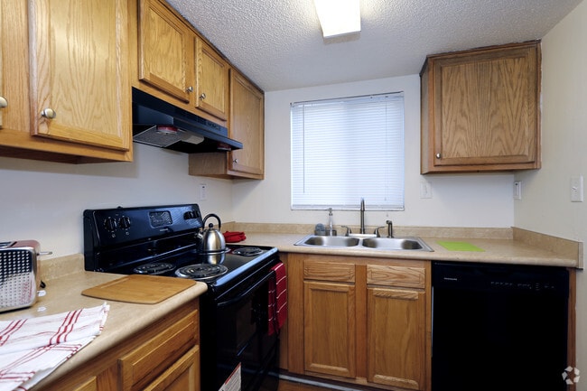 2BR, 1.5BA - 975 SF
