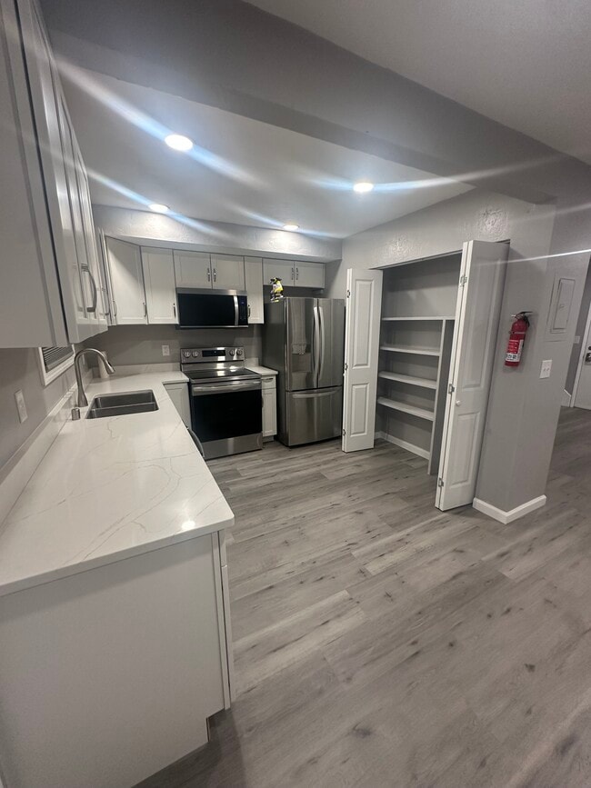 1410 Juneau St unit 4, Anchorage, AK 99501 - photo 3