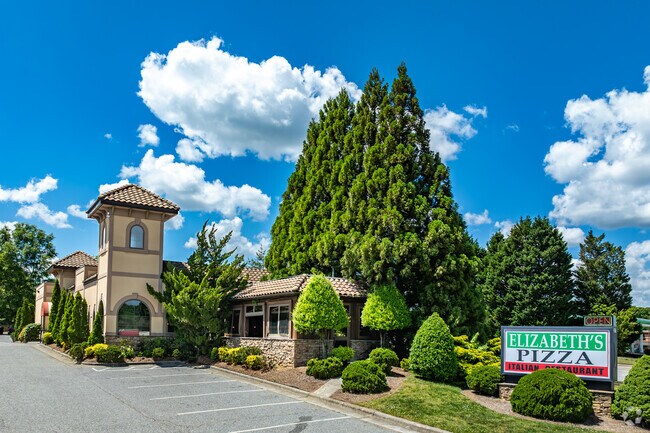 Battlefield residents head up to Elizabeth's Pizza for some delicious Italian dishes.