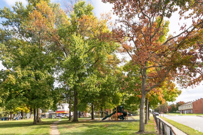 Penhurst Park combines green space with recreation, making it ideal for dog walking and horseshoe games in West Arlington.