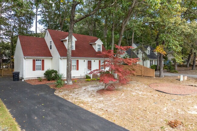 Enjoy living in a cozy cape cod in Johnson Pond.