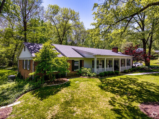 Frontenac neighborhood homes include sprawling ranch style homes.