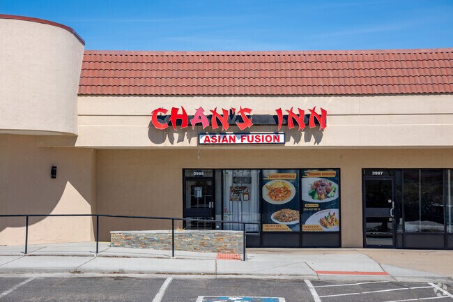 Various dining chains and locally owned restaurants, such as Chan’s Inn Chinese Restaurant, are located in the Mission Trace North Shopping Center.