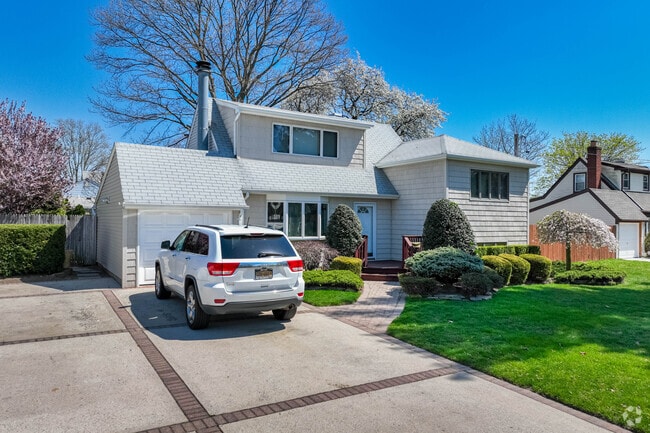 Split-level homes are common in North Bay Shore.