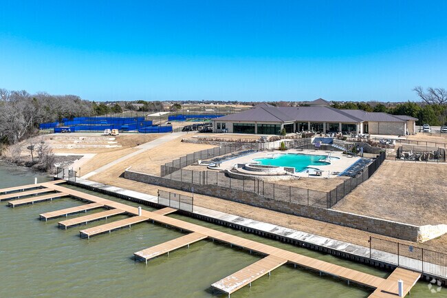 Heath Golf and Yacht Club is a favorite destination for many residents of Heath.